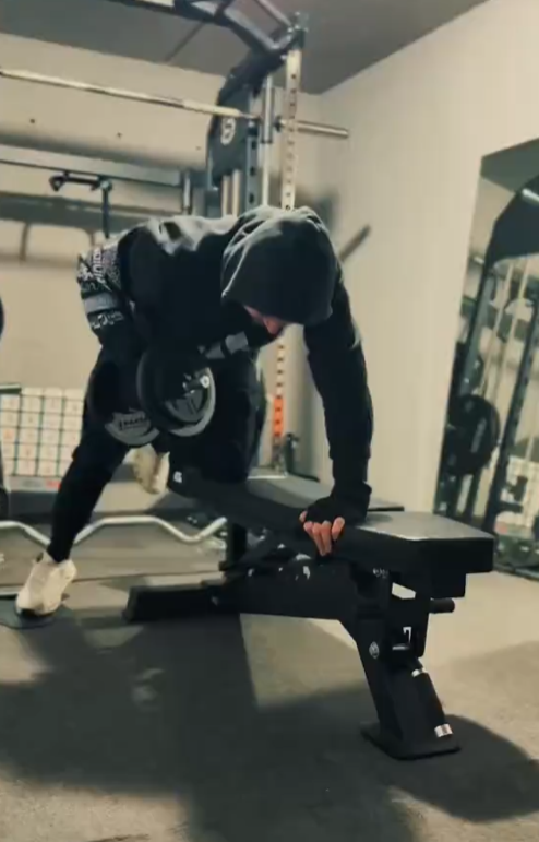 Schiena in fiamme, bicipiti bloccati.